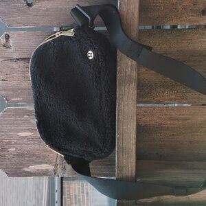 lululemon athletica Black Sherpa Belt Bag